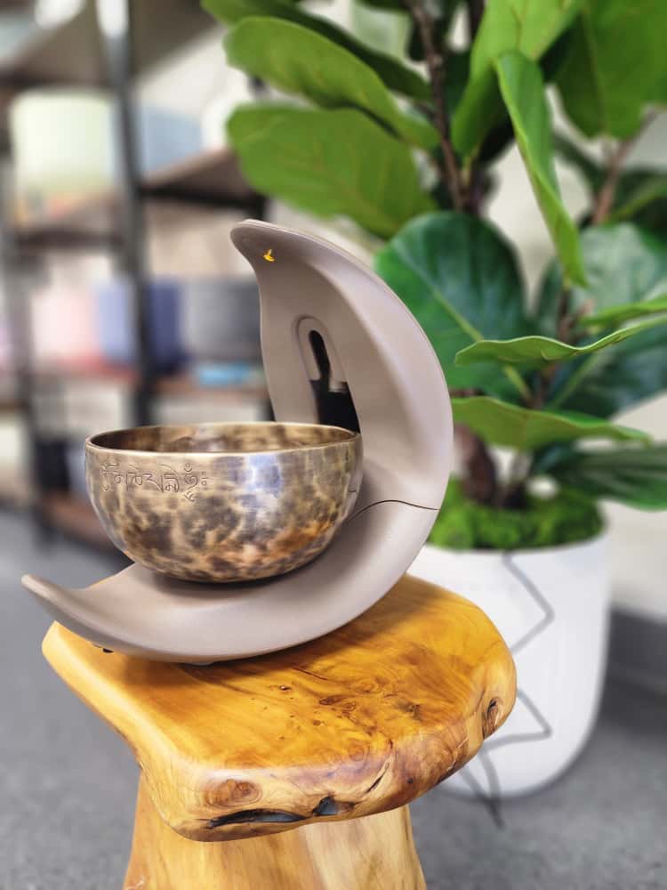 Self-Playing Singing Bowl with Hand-Hammered Brass Bowl – Adjustable Timer | Ideal for Sound Baths, Meditation & Healing Spaces