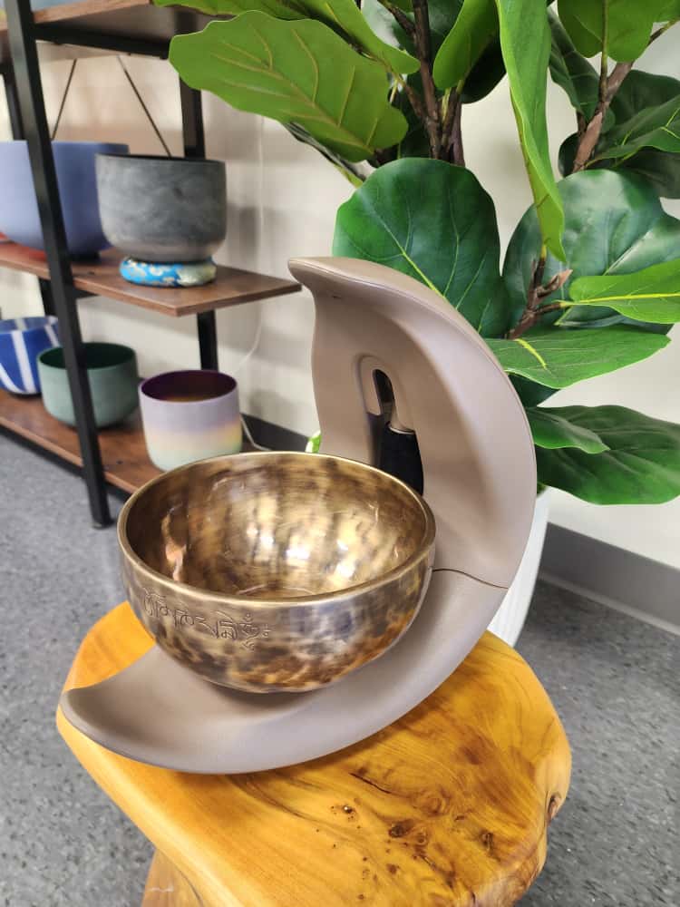 Self-Playing Singing Bowl with Hand-Hammered Brass Bowl – Adjustable Timer | Ideal for Sound Baths, Meditation & Healing Spaces