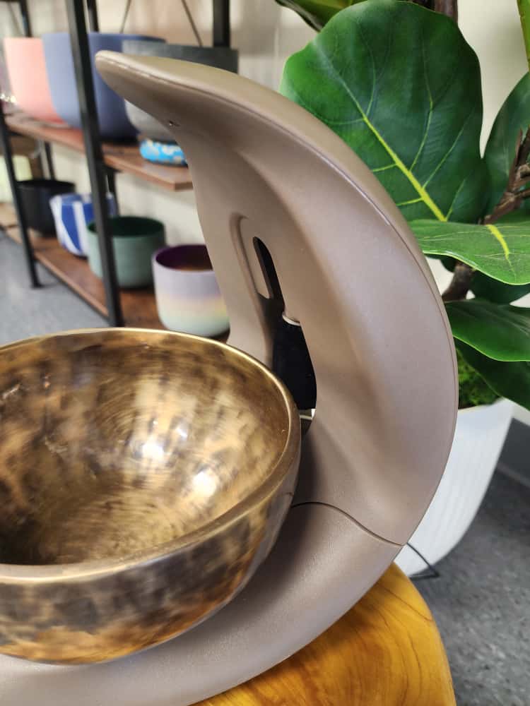 Self-Playing Singing Bowl with Hand-Hammered Brass Bowl – Adjustable Timer | Ideal for Sound Baths, Meditation & Healing Spaces
