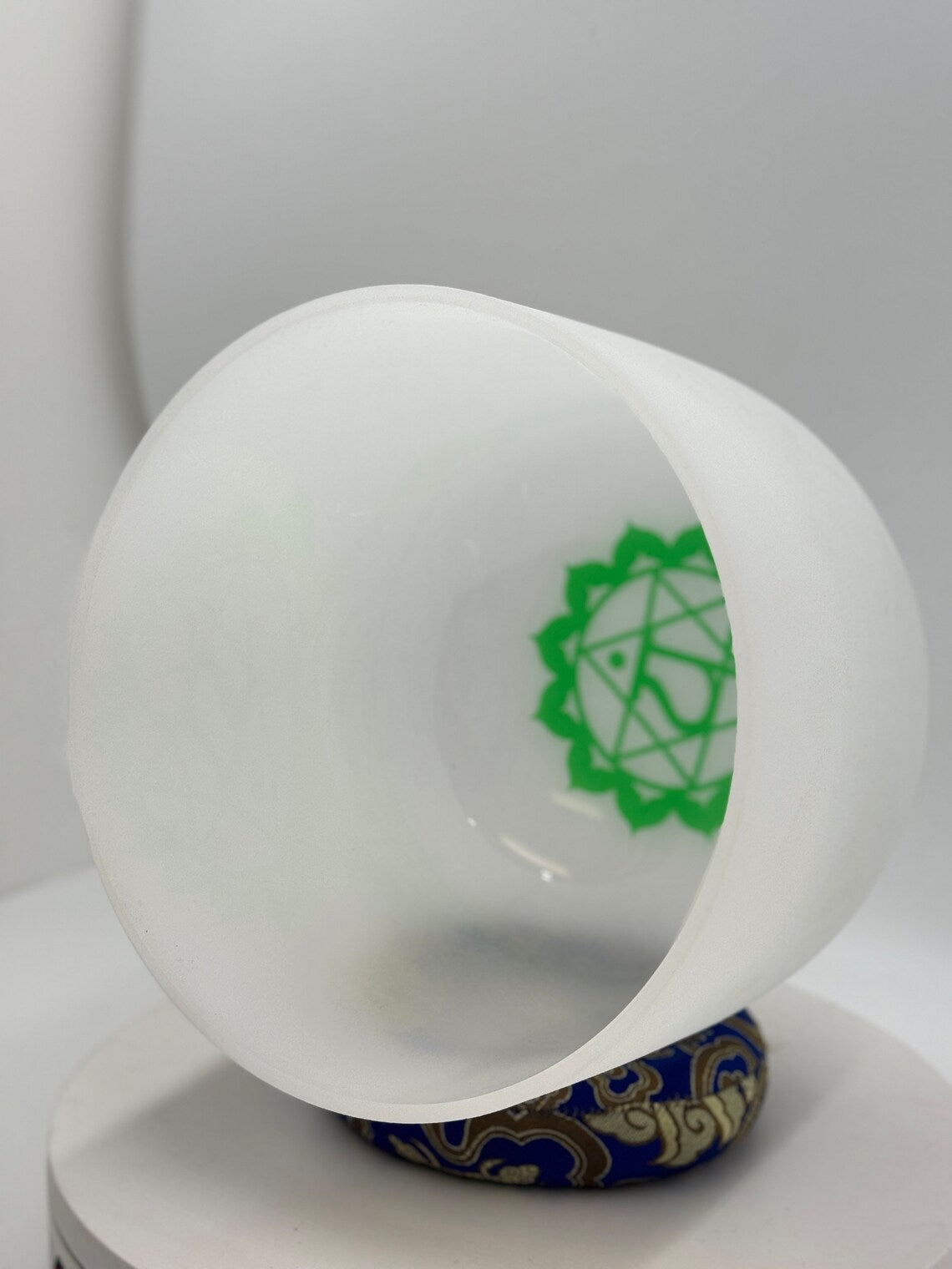 Serenity in Sound: White Quartz Crystal Singing Bowl for Chakra Balancing and Meditation Practices - Thecosmicaccess