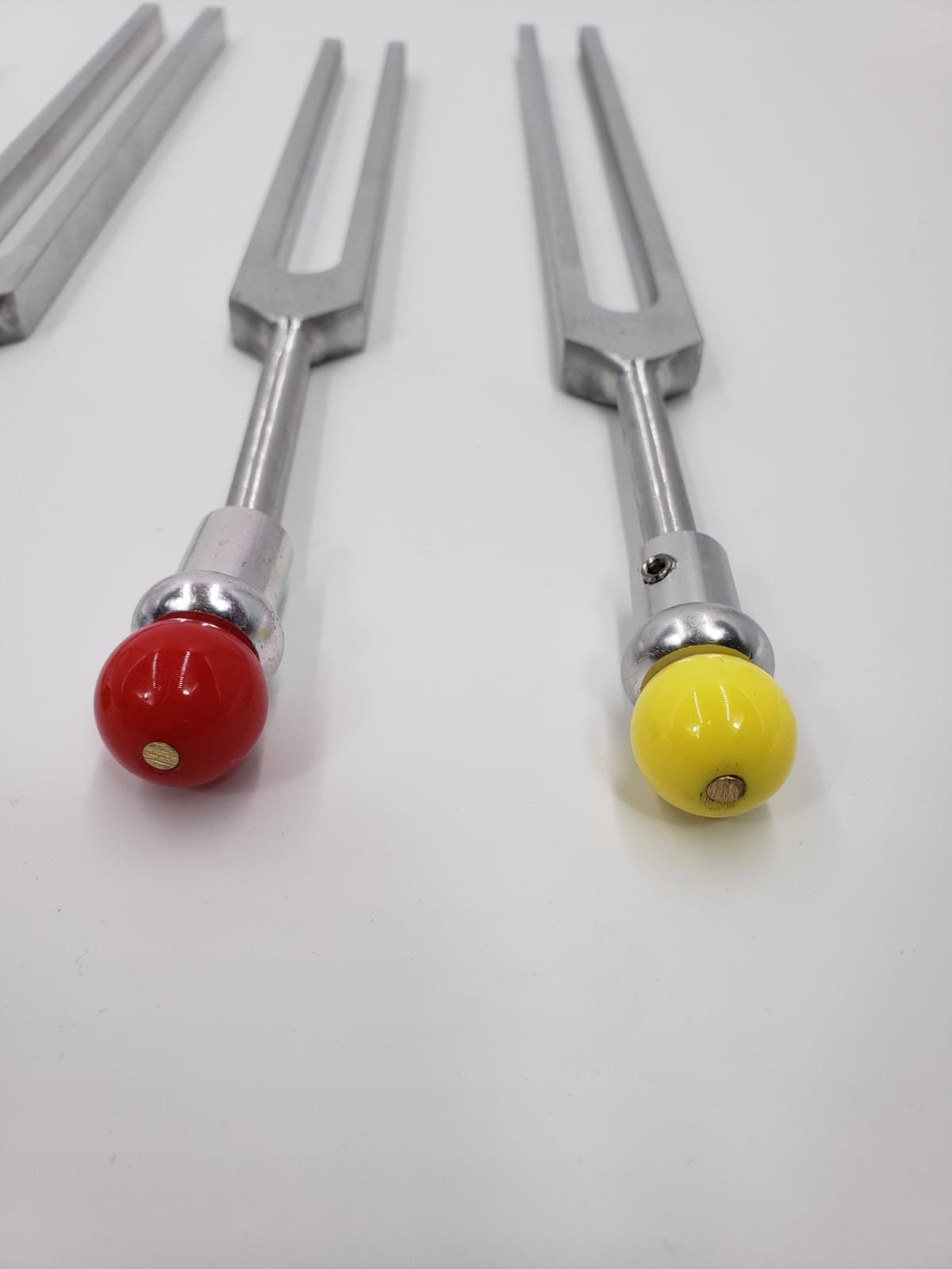 Therapeutic Chakra Tuning Forks Set of 8 Sound Healing with Color Coded BUDDHA BEADS and Thick Canvas Chakra Sign Drawstring Bags - Thecosmicaccess